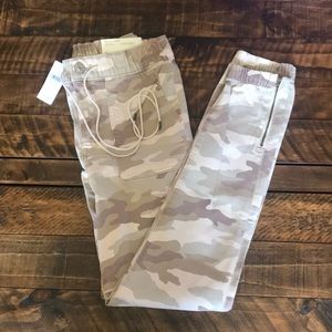 Camo jogger jeans with functioning drawstring